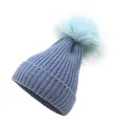 Détail du bonnet d'hiver en tricot bleu-gris avec un grand pompon en fausse fourrure - M (56-58cm) / Rose bonbon