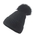 Détail d'un bonnet en tricot côtelé noir avec un grand pompon en fausse fourrure douce - M (56-58cm) / Noir
