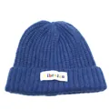 Dettaglio della maglia e patch colorata LibreJeu su un berretto in maglia blu scuro - Blu Zaffiro
