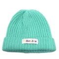 Dettaglio del berretto in maglia a coste verde menta con toppa colorata LibreJeu - Blu Lago