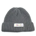 Dettaglio del berretto in maglia grigia con etichetta colorata LibreJeu sul risvolto - Grigio