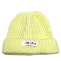 Dettaglio del berretto in maglia a coste giallo chiaro con etichetta colorata LibreJeu - Giallo