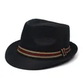 Κλασικό μαύρο ψάθινο καπέλο fedora με κομψή κόκκινη και πράσινη ριγέ κορδέλα για ήλιο - Ένα μέγεθος / Μαύρο