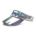 Visera holográfica plateada futurista con reflejos de arco iris en el ala ancha - Plateado