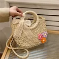 Handgefertigte Strohhandtasche mit Schleife und Häkelblumen für Sommer und Strandurlaub - Kleine Blumen Creme
