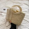Sommer-Stroh-Tragetasche mit Holzgriffen und großer weißer Spitzenblumen-Dekoration - Beige