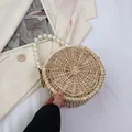 Ronde geweven strooien tas met luxe witte parelmoer handvat en houten textuur - Stijl 1 (Cilindrisch met parelhandvat)