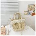 Panier en paille avec bordure en dentelle blanche et perles pour vacances à la mer - Bordure Perles Élégance Beige