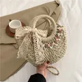 Borsa a mano in paglia beige con fiocco in pizzo e accenti floreali per l'estate - Beige