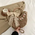 Borsa in paglia intrecciata marrone a mezzaluna con fiori e nastro in pizzo da spiaggia - Marrone