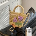 Bolso de paja tejida con flores púrpuras y asa superior para vacaciones en la playa - Blanco y Púrpura