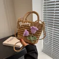 Bolso de paja tejida en color beige con flores moradas y detalle de parche Goodday - Caqui
