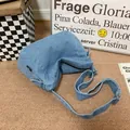 Blaue Denim Umhängetasche mit verstellbarem Riemen und Reißverschluss im lässigen Stil - Hellblau