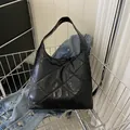 Minimalistische zwarte gewatteerde shopper met ruitpatroon en glanzende kunstleren afwerking - Zwart