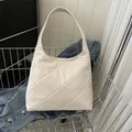 Beige gewatteerde hobo-tas van kunstleer met ruitpatroon en een brede schouderriem - Wit