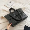 Große schwarze gesteppte Daunen-Tote-Bag in Hochglanzoptik mit breiten Griffen für Winter - Schwarz