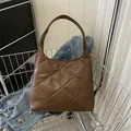 Chique donkerbruine hobo-tas met ruitstiksel en brede schouderband voor dagelijks gebruik - Bruin