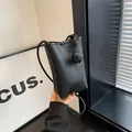Minimalistische zwarte mini-crossbodytas van PU-leer met stijlvol knoopdetail - Zwart
