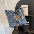 Klassische Shopper-Tasche aus blauem Denim mit Leder-Logo-Patch und praktischer Außentasche - Dunkelblau