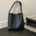 Borsa tote minimalista in pelle nera con logo argento in stile pendolare - Nero
