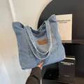 Hellblaue Shopper-Tasche aus gewaschenem Denim mit Vordertasche und Schultergurt - Hellblau