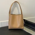 Grande borsa tote minimalista in pelle opaca marrone chiaro per uno stile quotidiano chic - Marrone