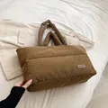 Borsa tote trapuntata marrone in morbido piumino con etichetta alla moda - Marrone