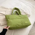 Borsa tote imbottita verde trapuntata con design morbido e toppa con logo alla moda - Verde