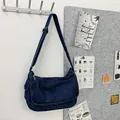 Borsa a tracolla vintage in denim blu scuro con cinturino regolabile e finitura lavata - Blu scuro