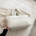 Borsa tote trapuntata bianco avorio con manico imbottito e etichetta logo di moda - Bianco