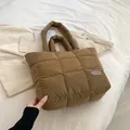 Sac cabas matelassé marron café avec étiquette mode et anses rembourrées pour femme - Marron