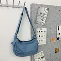 Borsa a tracolla in denim blu capiente con tracolla regolabile e tasche portaoggetti - Azzurro