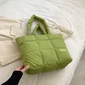 Sac cabas matelassé vert avec surpiqûres carrées et étiquette fashion tendance - Vert