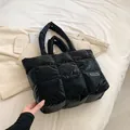 Sac fourre-tout matelassé noir à grande capacité avec étiquette de mode moderne - Noir