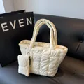 Ensemble cabas matelassé blanc crème avec petit porte-monnaie sur canapé en cuir - Blanc Cassé