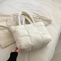 Off-white gewatteerde dons tas met FASHION lederen patch en zachte vierkante textuur - Wit