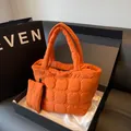 Sac fourre-tout matelassé en nylon orange vif avec porte-monnaie dans une boîte cadeau - Orange