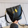 Schicke schwarze Eimer-Tasche aus Kieselleder mit goldenen Metalldetails - Mit Anhänger / Schwarz