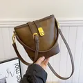 Retro Eimer-Tasche in Braun mit Kontrastnaht, Goldverschluss und Schultergurt - Mit Anhänger / Braun