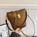 Retro zweifarbige Beuteltasche aus strukturiertem Kunstleder mit goldener Hardware - Mit Anhänger / Braun