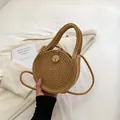 Handgefertigte runde Stroh-Handtasche in Beige mit dekorativem Kokosnuss-Knopf - Khaki