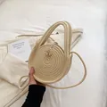 Beige gewebte runde Tasche mit Holzknopf und Schultergurt für den Sommer-Strandurlaub - Beige