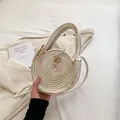 Runde Boho-Handtasche aus cremefarbenem Geflecht mit bunten Nähten und Holzknopf-Detail - Weiß