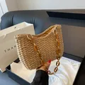 Bolso de hombro de paja con cadena de acrílico ámbar y tejido floral para la playa - Caqui