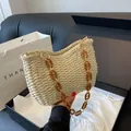 Bolso de hombro de paja tejida beige con cadena de resina marrón y herrajes dorados - Blanco Roto