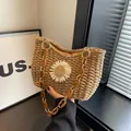 Bolso de paja tejido con detalle de margarita y cadena de resina en color marrón - Flor caqui
