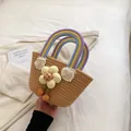 Borsa a mano in paglia intrecciata con manici arcobaleno e fiore di peluche giallo - Cachi