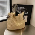 Beige strooien strandtas met zwart-wit gestreepte schouderbanden en tulp decor - Beige
