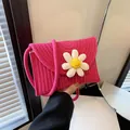 Mini borsa a tracolla lavorata a maglia rosa con margherita 3D e volto sorridente - Rosa Rossa