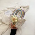 Borsa a mano intrecciata arcobaleno con motivi a onde colorate e fiore giallo per l'estate - Bianco